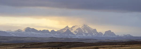 Panoramisch Uitzicht Besneeuwde Bergen Tijdens Schemering Ijsland — Stockfoto