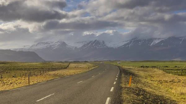 Panoramica Alta Strada Attraverso Campi Nelle Zone Rurali Dell Islanda — Foto Stock