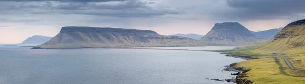 Szuper Panorámás Kilátás Hegyekre Atlanti Óceán Partján Izlandon — Stock Fotó