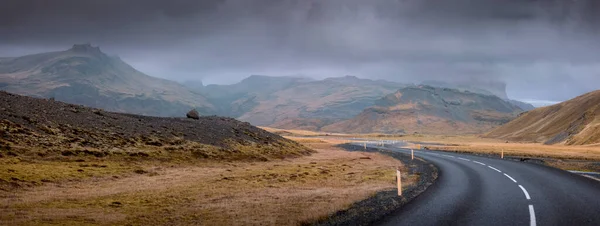 Vista Panoramica Del Paesaggio Montuoso Islanda Una Giornata Nuvolosa — Foto Stock