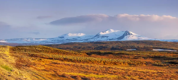 Panoramisch Uitzicht Besneeuwde Bergen Ijsland — Stockfoto