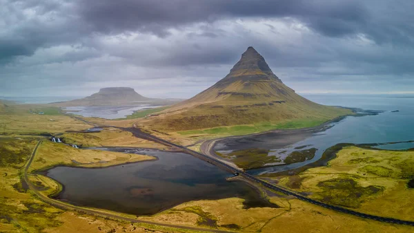 Widok Lotu Ptaka Krajobraz Górski Kirkjufell Islandii Pochmurny Dzień — Zdjęcie stockowe