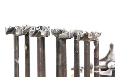 Beyaz arkaplanda birkaç değirmen kesicisinin yakın çekim görüntüsü