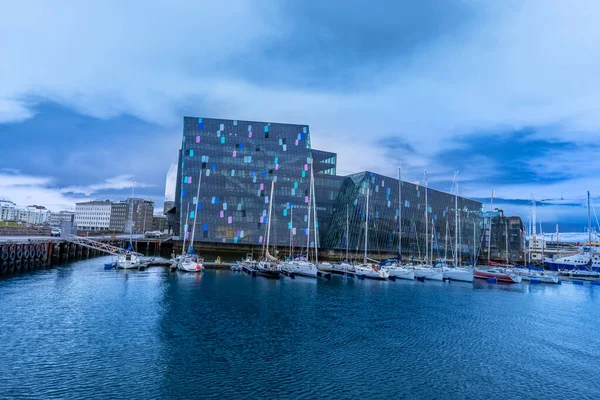 Reykjavik Ijsland Juni 2021 Harpa Concertzaal Tijdens Blauw Uur Het — Stockfoto