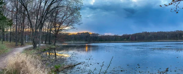 Panoramautsikt Över Solnedgången Över Sjön — Stockfoto