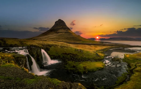 Szcenírozott Kirkjufell Hegyi Táj Snaefellsnes Félsziget Alatt Közép Éjszakai Nap — Stock Fotó