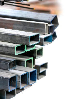 Renkli paslı metal tüplerin yakın çekim görüntüsü