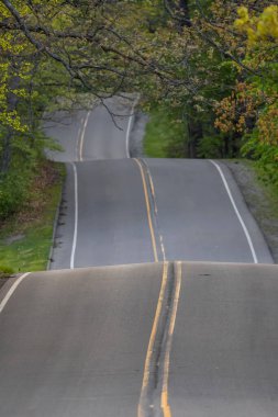Michigan kırsalında iniş çıkışlı yollar