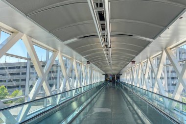ABD 'deki Boston Logan Uluslararası Havalimanı terminalleri arasında yürüyen köprü..