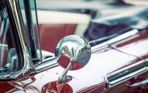 Κοντινό Πλάνο Του Γυαλιστερού Καθρέφτη Πλευρά Ένα Κλασικό Αυτοκίνητο — Φωτογραφία Αρχείου