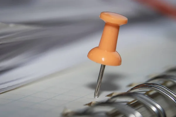 Primer Plano Tachuela Del Pulgar Naranja Libro — Foto de Stock