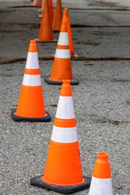 İnşaat alanında birkaç trafik konisi var.