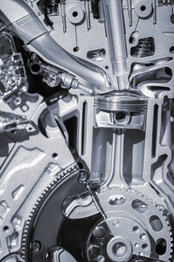 Otomotiv motorunun pistonu ve bağlantı çubuğunu gösteren bölümünü kes