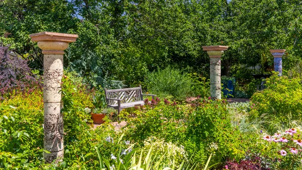 Relaxing Bench Famous Denver Botanical Gardens — Fotografia de Stock