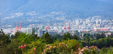 VANCOUVER, BRITISH COLUMBIA, CANADA - 01 Temmuz 2019 - Vancouver şehir merkezinin havadan görünüşü, Kanada 'nın en büyük üçüncü metropoliten alanıdır..