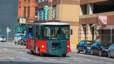 Detroit, MI USA - 30 Ağustos 2020: Detroit şehir merkezindeki caddelerde şarap tadımı otobüsü, Detroit 'te birkaç sembolik durakta duruyor..