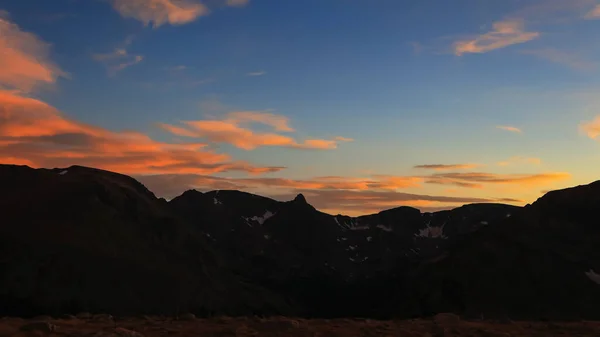 Rocky Bergtoppen Met Kleurrijke Lucht Zonsondergang — Stockfoto