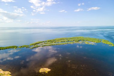 Port Austin, Michigan yakınlarındaki Huron Gölü 'ndeki küçük adanın havadan görüntüsü