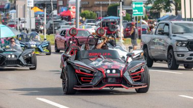 BIRMINGHAM, MI, ABD, 21 AĞUSTOS, 2021 Cruisers Woodward Dream Cruiser 'da her yıl dünyanın dört bir yanından 1,5 milyon insanın katıldığı dünyanın en büyük bir günlük otomotiv etkinliğidir..