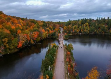 Michigan 'ın Marquette kenti yakınlarındaki 510 no' lu eski yüksek yol hava manzaralı bir köprü..