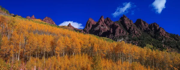 Panoramatický Výhled Skalnaté Hory Obklopené Jasným Podzimním Listím — Stock fotografie