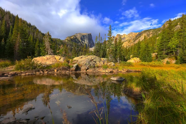 Scenic Dream Lake Landschap Omgeven Met Grote Rotsblokken Naaldbomen Tees — Stockfoto