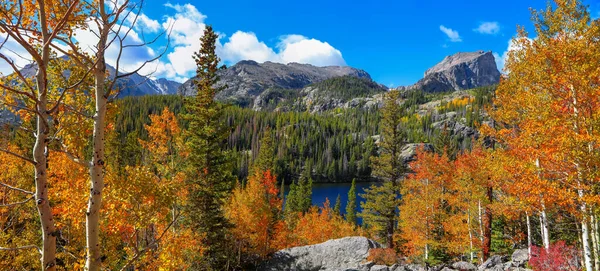 Scénická Bear Jezero Krajina Coloradu Skalnaté Hory Obklopené Podzimním Listoví — Stock fotografie
