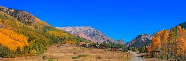 秋の時間の間にサンファンの山の真ん中にOphir鉱山町のパノラマビュー — ストック写真