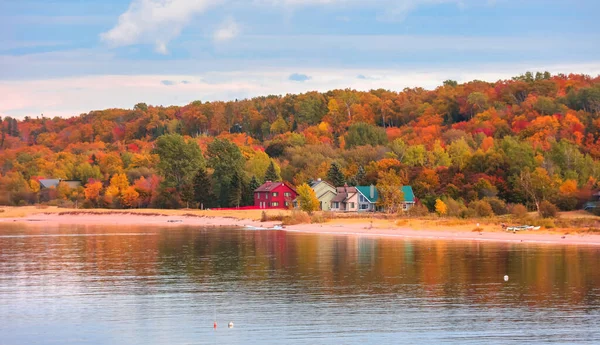 Kleurrijke Huizen Aan Lake Superior Kust Omgeven Door Herfst Gebladerte — Stockfoto