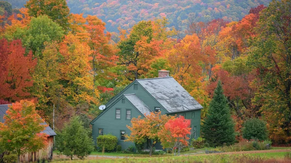 佛蒙特州典型的新英格兰住宅 四周环绕着明亮的落叶 — 图库照片