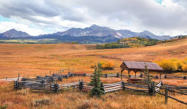 Colorado San Juan Dağlarındaki Çiftlikte Piknik Masası — Stok fotoğraf