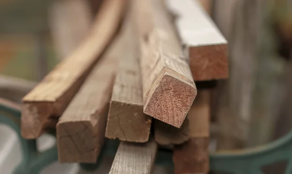 Zbliżenie Ujęcia Stosu Kawałków Drewna Budowy — Zdjęcie stockowe
