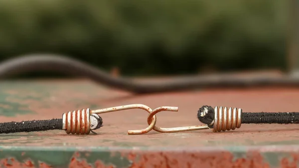 Dois Ganchos Metal Amarrados Acorde Bungee Uma Mesa Enferrujada — Fotografia de Stock