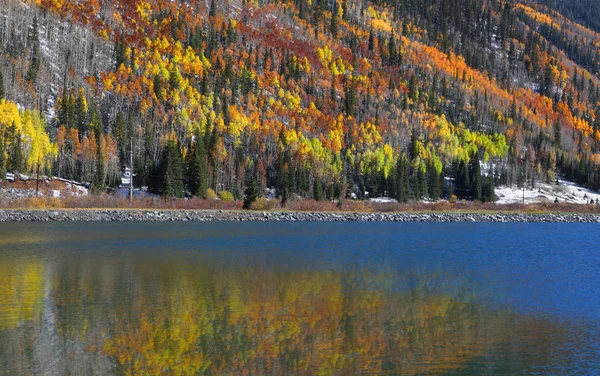 Spiegelungen im Kristallsee — Stockfoto