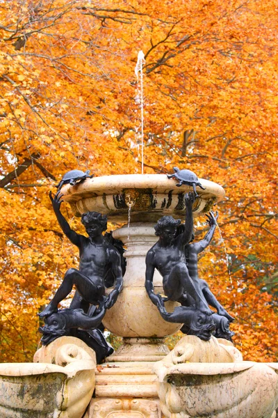 Krásná fontána v podzimním čase — Stock fotografie