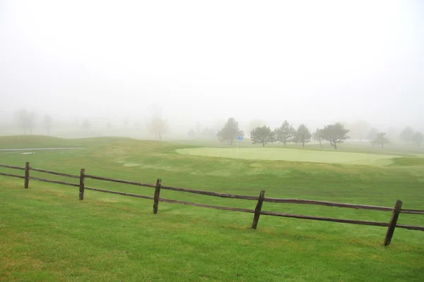 Campo de golfe na névoa — Fotografia de Stock