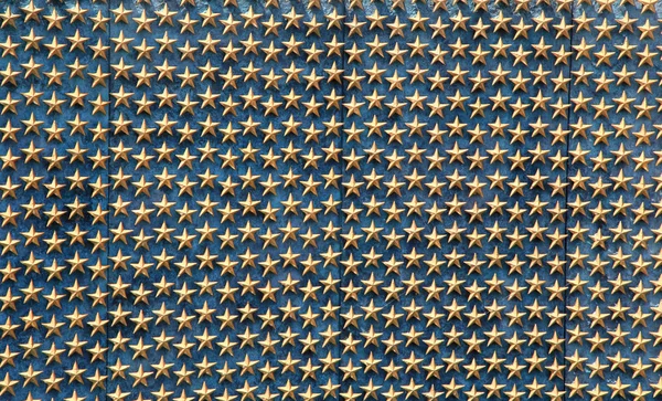 Goldene Sterne an der Wand — Stockfoto