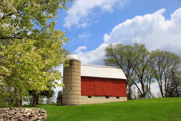 Red barn — Stock Photo, Image