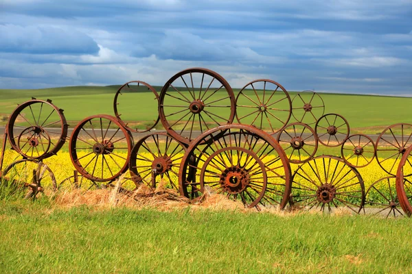 Fence of rusty wheels — Stock Photo, Image