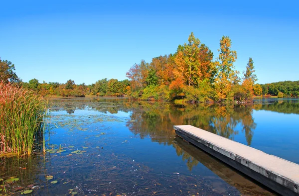 Lago de otoño con acceso en barco —  Fotos de Stock