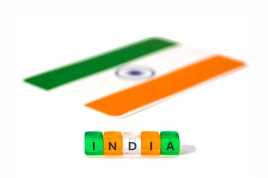 Beyaz arkaplanda Hint bayrağı, Hindistan metninin olduğu parlak küpler bayrağın dışına kopyalama alanı ile yerleştirilmiş.