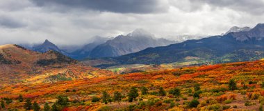 San Juan Dağları, Colorado 'da fırtınalı bulutlarla kıtasal bölünme manzarasının süper panoramik görüntüsü.