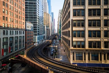 Chicago şehir merkezindeki yüksek binaların ortasındaki yerel metro raylarının hava görüntüsü.
