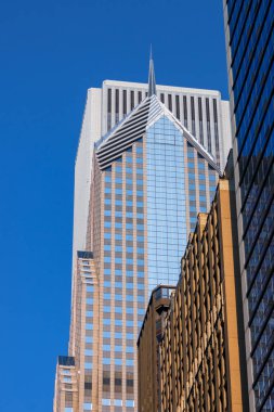 Chicago şehir merkezindeki modern cam binaların mavi gökyüzüne yakın görüntüsü..