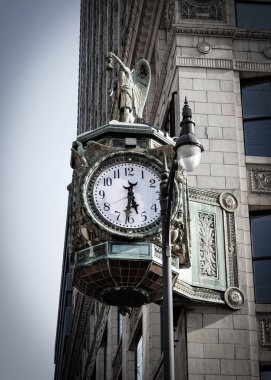Chicago şehir merkezinde Marshall Field 's Clock. Doymuş görünümü kapat.