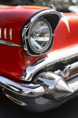 Kırmızı, eski, kaslı araba kafa lambası..