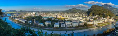 Avusturya 'daki Salzach nehrinin kıyısındaki tarihi Salzburg şehrinin hava panoramik manzarası
