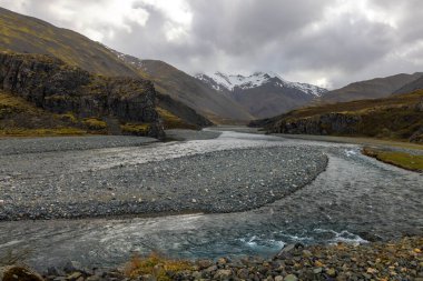 İzlanda 'nın doğu kısmının manzaralı nehir manzarası.