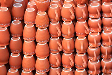 Süslü bardaklar, kilden yapılmış Hint el sanatları..