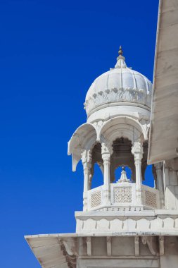 Jodhpur, Rajasthan, Hindistan 'da tarihi Jaswant Thada' nın Cenotaph 'ı üzerine Beyaz Chhatri.